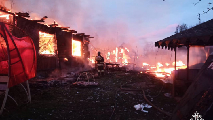 В поселке в Тверской области сгорели два жилых дома и две машины - новости ТИА