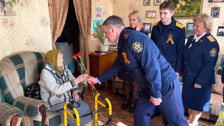 Офицеры СУ СК поздравили ветерана ВОВ Анастасию Сорокину - новости ТИА