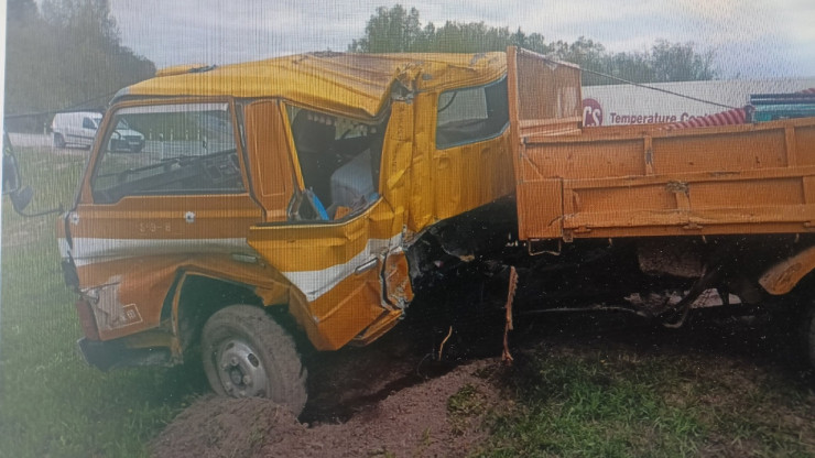На трассе М-9 в Тверской области тягач врезался в грузовик - новости ТИА