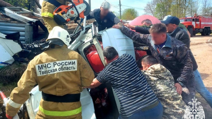 В Тверской области два человека оказались зажаты в раздавленной кабине грузовика - новости ТИА