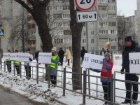 Тверские школьники совместно с инспекторами ГИБДД призывают водителей сбрасывать скорость перед “зеброй”