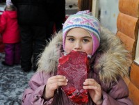 Москвичей угоcтили 100-килограммовым леденцом, сделанным в Твери 