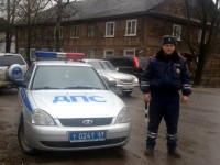 Сотрудник ГИБДД в Тверской области задержал вооруженного ножом мужчину, подозреваемого в убийстве  