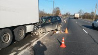 В Тверской области водитель легковушки объезжал камень и врезался в стоявший на обочине автомобиль