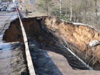В Тверской области обрушившийся участок дороги над рекой Холынка восстановят к концу лета