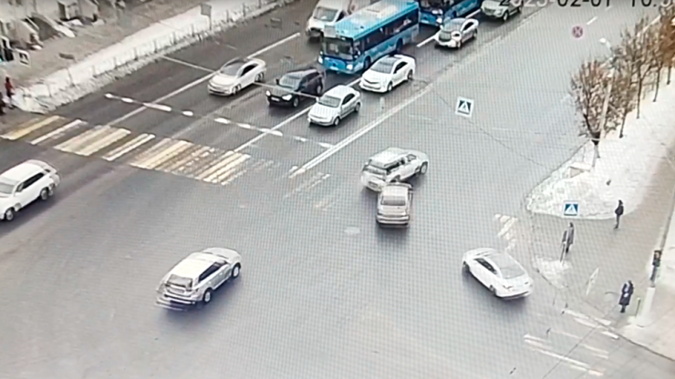 В сети появилось видео столкновения двух авто у ТЦ "Заволжский" - новости ТИА