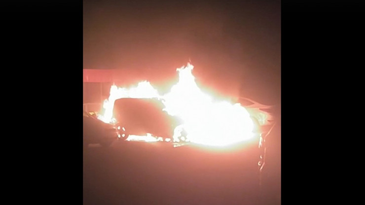 В Твери ночью сгорел автомобиль на парковке - новости ТИА