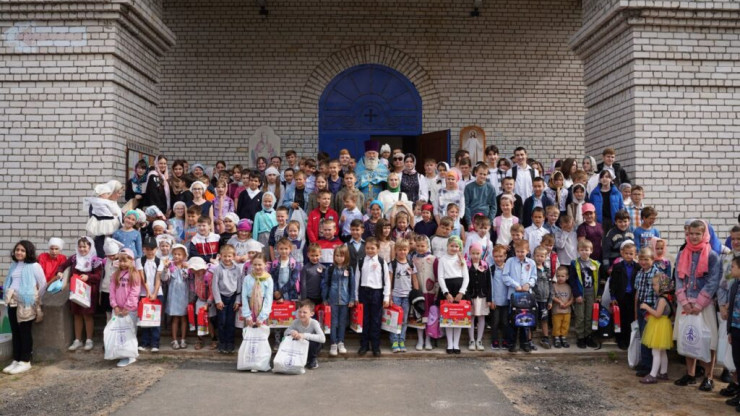 В Твери дети получили наборы школьных принадлежностей от епархии - новости ТИА
