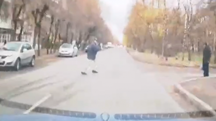 Опубликовано видео момента аварии в Твери, где под колеса попал пенсионер - новости ТИА