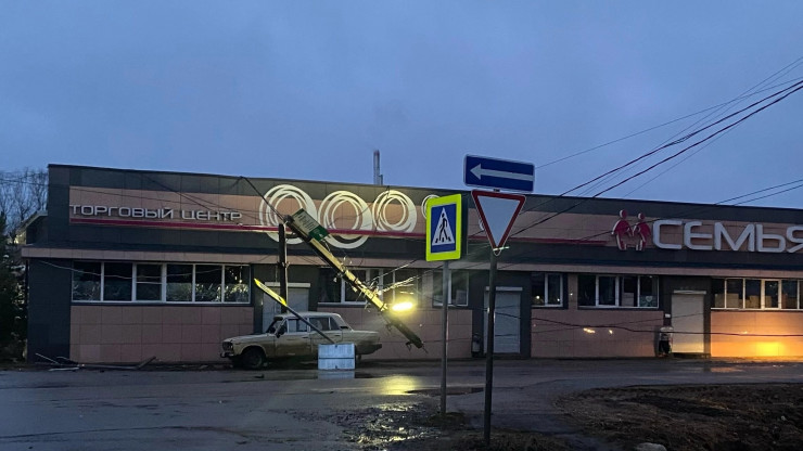 В посёлке Оленино "Жигули" снесли знак и врезались в столб - новости ТИА