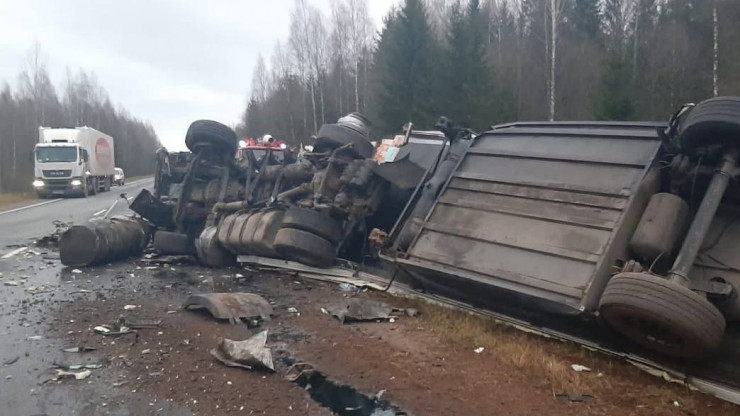 В Тверской области столкнулись две фуры: водители погибли - новости ТИА