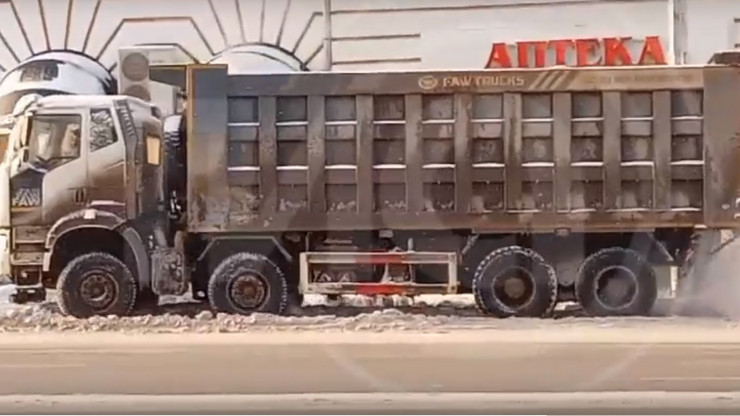В центре Твери забуксовал грузовик - народные новости ТИА