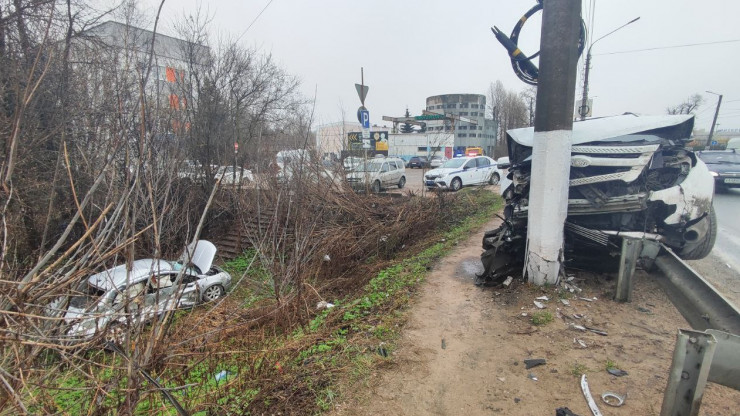 В Твери после аварии одна машина врезалась в столб, другая вылетела в кювет - новости ТИА