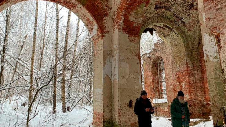 В стенах разрушенного храма села Новоивановское совершено богослужение - новости ТИА