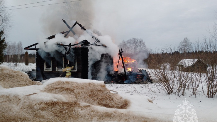 В деревне в Тверской области сгорели дом с сараем - новости ТИА