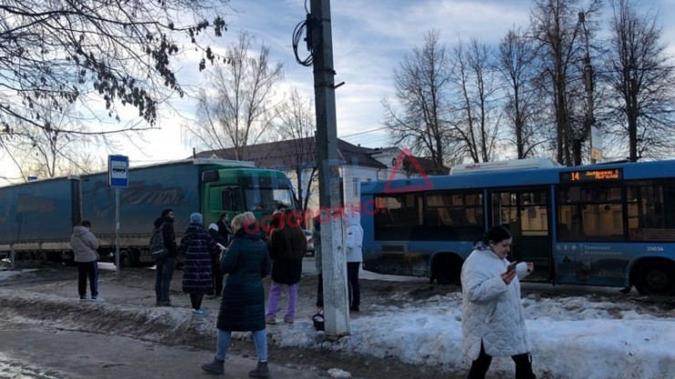 В Твери столкнулись грузовик и пассажирский автобус - новости ТИА