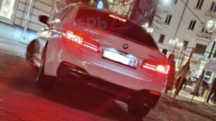 В Твери нашли водителя BMW, который катался по пешей зоне Трёхсвятской улицы - новости ТИА