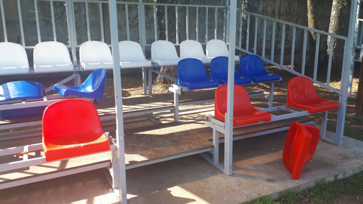 В Оленино вандалы сломали новые кресла на стадионе "Юность" - новости ТИА