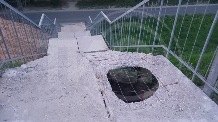 Осторожно, дыра в лестнице у Горбатого моста - народные новости ТИА