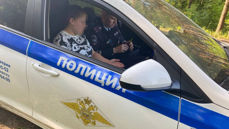 Сотрудники ГИБДД остановили в Твери женщину-водителя с поддельными правами - новости ТИА