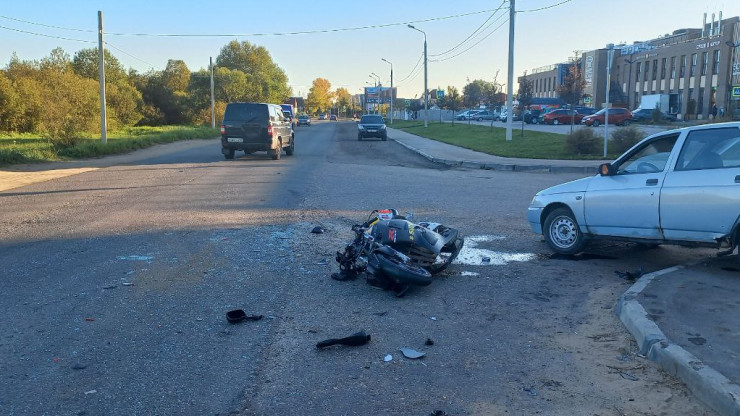 В Твери автомобиль столкнулся с мотоциклом, есть пострадавший - новости ТИА