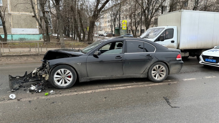 В Твери в аварию попал водитель на BMW без прав - новости ТИА