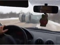На дороге Тверь-Бежецк автомобиль перевернулся на льду и скользил дальше на боку - новости ТИА