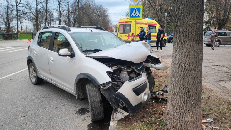 В Твери иномарка врезалась в дерево, пострадал 55-летний водитель - новости ТИА