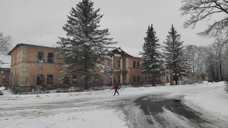 В посёлке Озерки жители пожаловались на заброшенное административное здание - новости ТИА