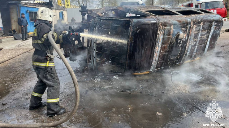 В Твери пожарные потушили загоревшийся автомобиль - новости ТИА