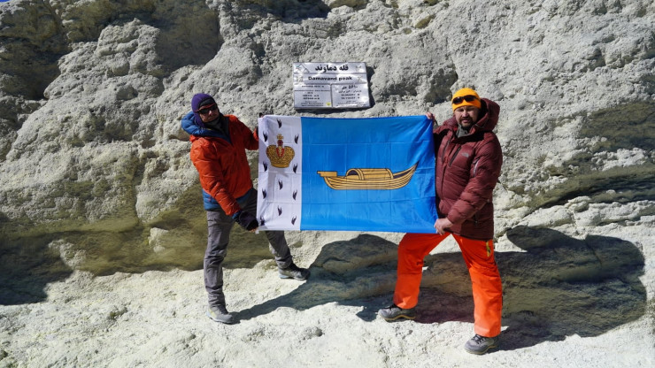 Флаг Вышнего Волочка альпинисты подняли на вершину вулкана Демавенд - новости ТИА