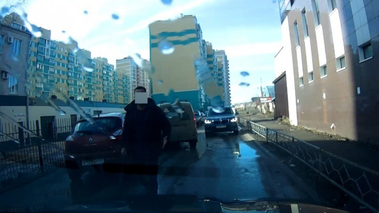 Опубликовали видео, как в Твери один водитель угрожал другому битой - новости ТИА