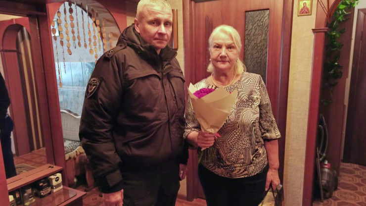 Тверской ОМОН поздравил с юбилеем маму погибшего сослуживца Юрия Баталенкова - новости ТИА