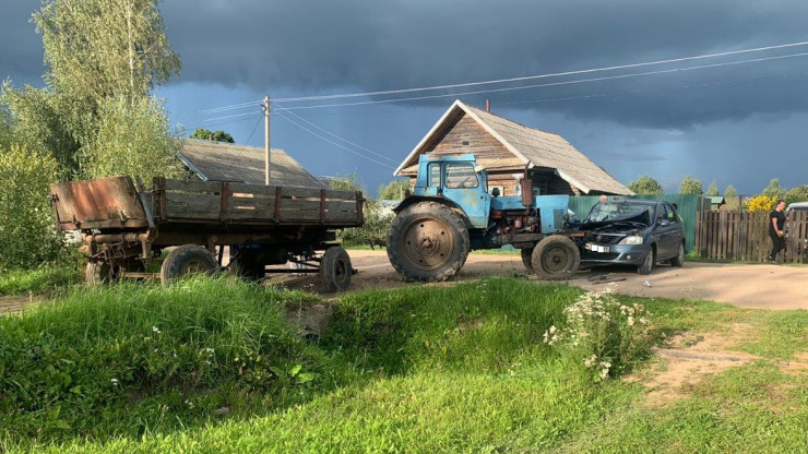В Тверской области трактор врезался в легковушку, погибла женщина - новости ТИА