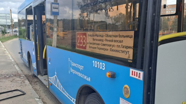 В Твери мужчина разбил окно автобуса, убегая от контролёров - новости ТИА