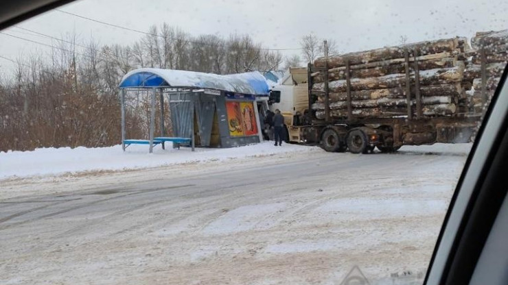 В Тверской области лесовоз въехал в торговый ларёк на остановке - новости ТИА
