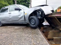 Пьяный водитель на "Ладе Приора" спешил проехать железнодорожные пути при закрытом шлагбауме и попал в ДТП - новости ТИА