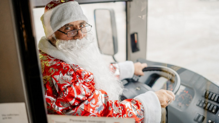 В Твери нарядным автобусом №1 управляет Дед Мороз - новости ТИА