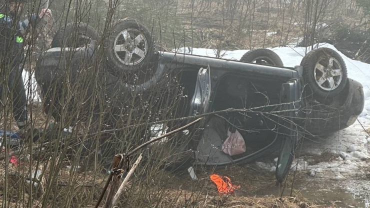 Три человека пострадали в перевернувшемся автомобиле в Тверской области - новости ТИА