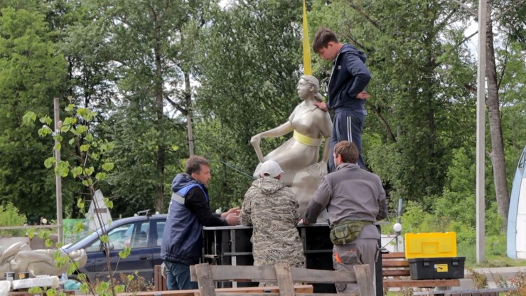 В Ржеве на Привокзальной площади устанавливают арт-объект "Встречающие" - новости ТИА