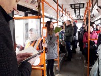 "Поэтический автобус": в День поэзии в Твери в общественном транспорте читали стихи - новости ТИА