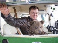 Спаситель тверского медвежонка Мансура лётчик Андрей Иванов получил "Лохматый Оскар" - новости ТИА