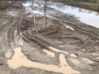 Жители Конакова создали петицию по поводу грязи и открытого люка во дворе  - новости ТИА