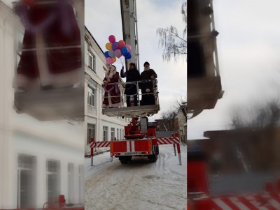 К детям в ковидном госпитале Дед Мороз приехал на пожарной вышке - новости ТИА