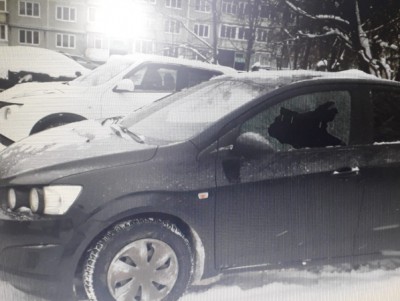 В Торжке мужчина поколотил стёкла машин своих бывшей и нынешней подруг - новости ТИА