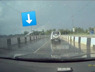 В Тверской области водители отговорили мужчину прыгать и сняли с перил моста  - новости ТИА