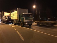 На М-10 грузовик врезался в КАМАЗ с пиломатериалами - новости ТИА
