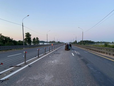 На трассе в Тверской области машина наехала на ограждение и перевернулась - новости ТИА