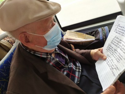 В Твери поэт-пенсионер предлагает оценить его стихи пассажирам автобуса  - новости ТИА