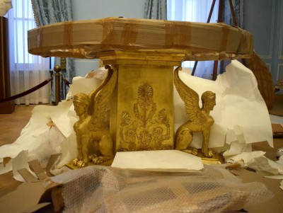 В Императорский дворец Твери привезли отреставрированный стол Наполеона - новости ТИА